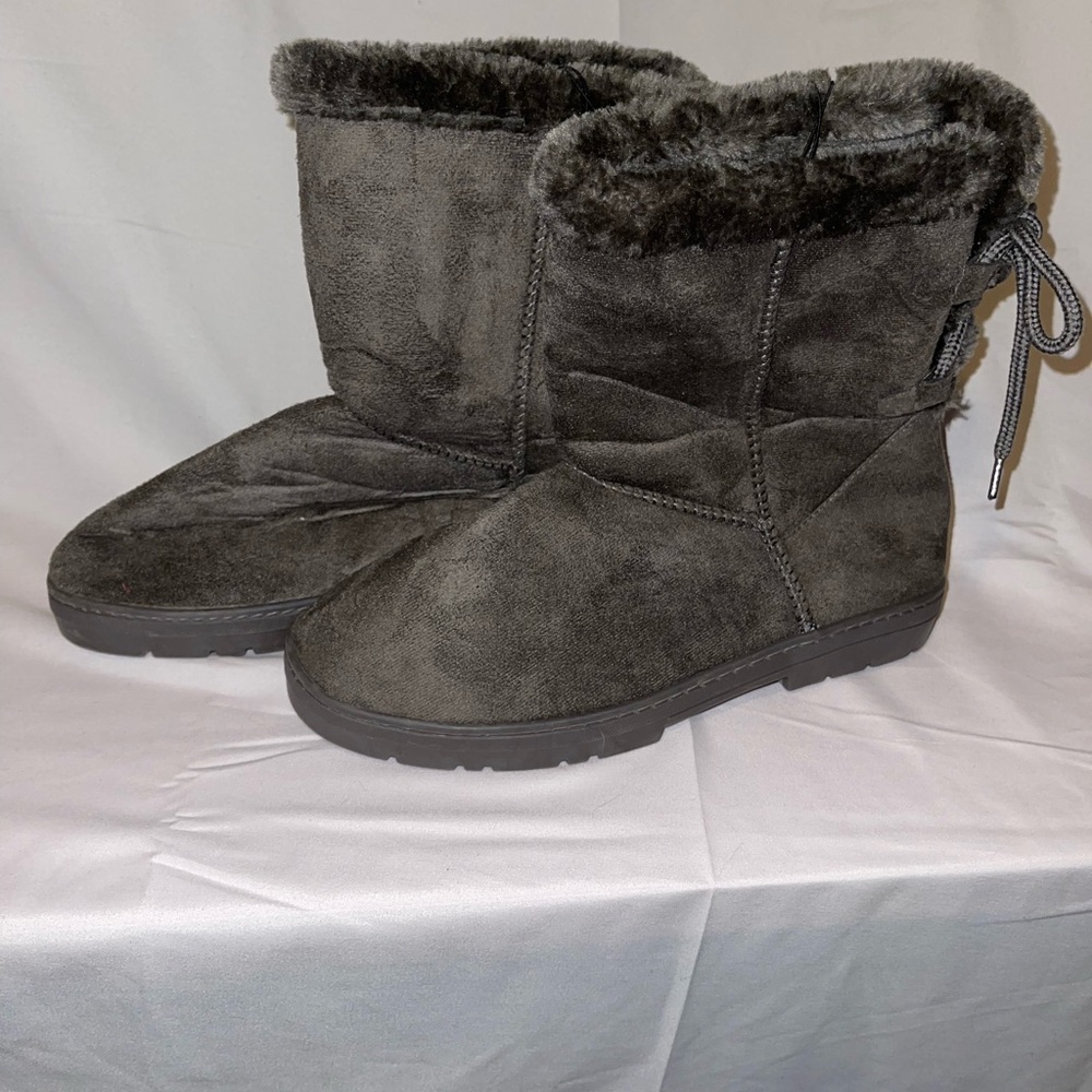 New With Tags Gina Group Gray Womens Boots Size 11.